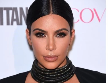 H Κίμ προκαλεί με ανοιχτά πόδια στη νέα της φωτογράφιση - Δείτε την αποκαλυπτική φωτογραφία!